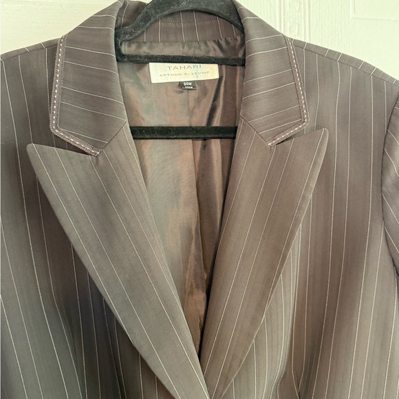 TAHARI ARTHUR S. LEVINE Women Plus Career Pant Suit Size 20W Brown Pinstriped - Picture 3 of 16